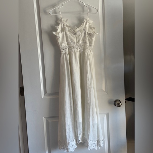 Elegant White Lace Dress - Picture 12 of 12